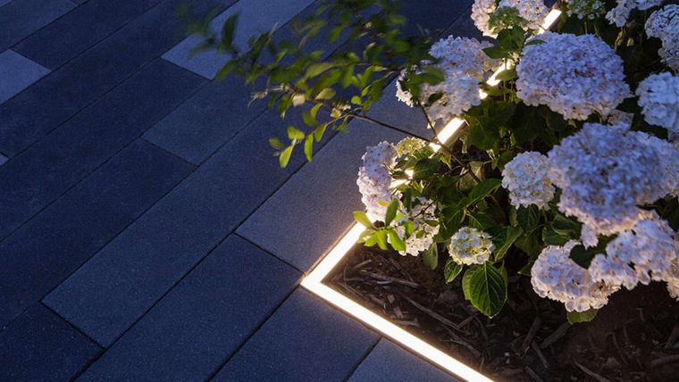 bordure de jardin avec lumière LED