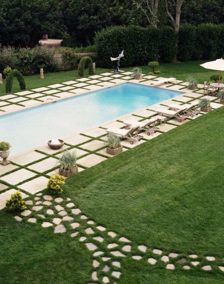 déco de jardin avec piscine et pelouse verte 