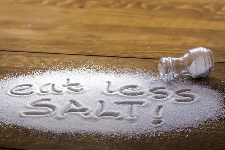 éliminer rétention d'eau en consommant moins de sel