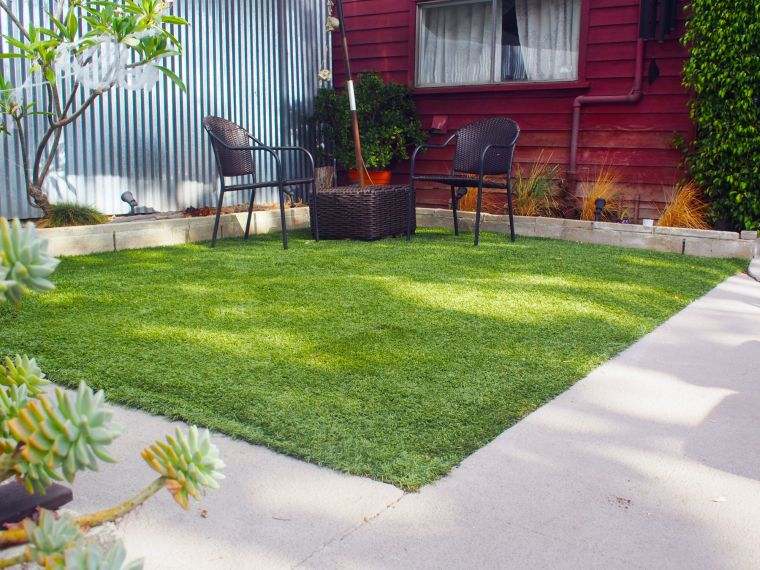 déco de jardin avec herbe artificielle 