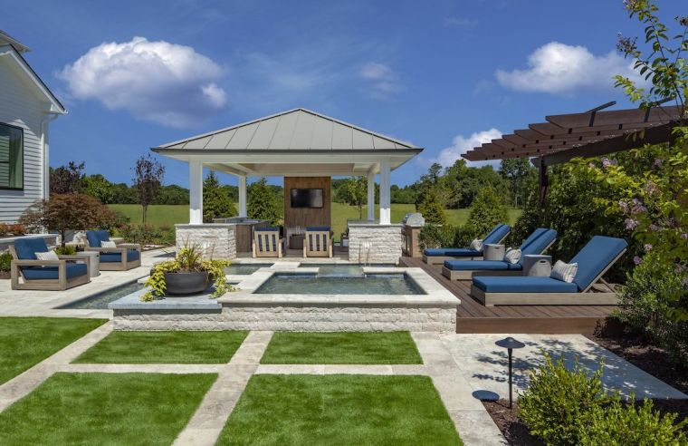 jardin avec piscine et pelouse en carrées