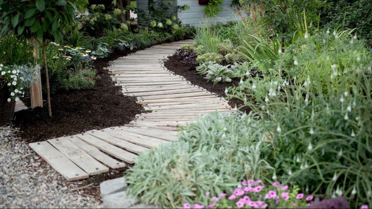 jardinière en palette facile et allées de jardin 