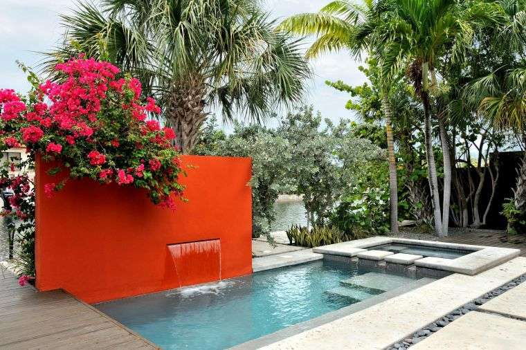 déco de piscine avec palmiers et fleurs 