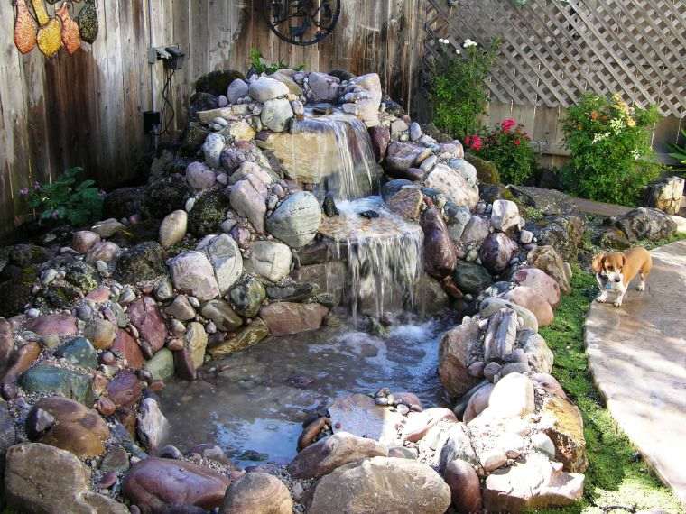petite cascade d'eau de jardin en pierre 
