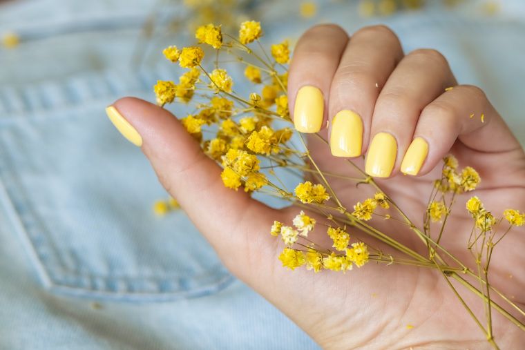 décoration d'ongles en couleur jaune 