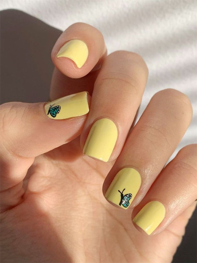 décoration d'ongles avec dessins en jaune 