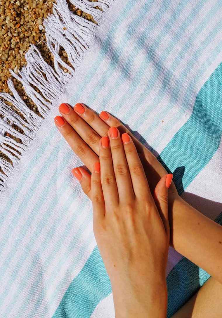 décoration d'ongles en orange pour l'été 