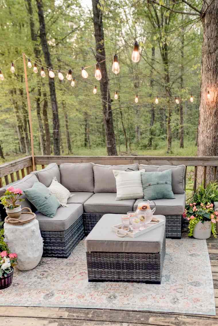 terrasse avec salon de jardin et meubles d'extérieur 