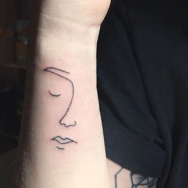 idée tatouage visage minimaliste