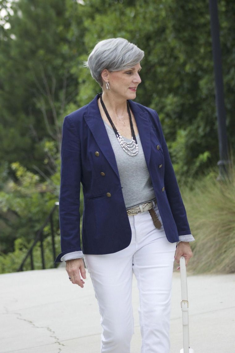 mode automne 2021 femme 40 ans avec veste bleu marine 