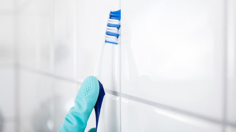 nettoyer les joints de carrelage avec brosse à dents