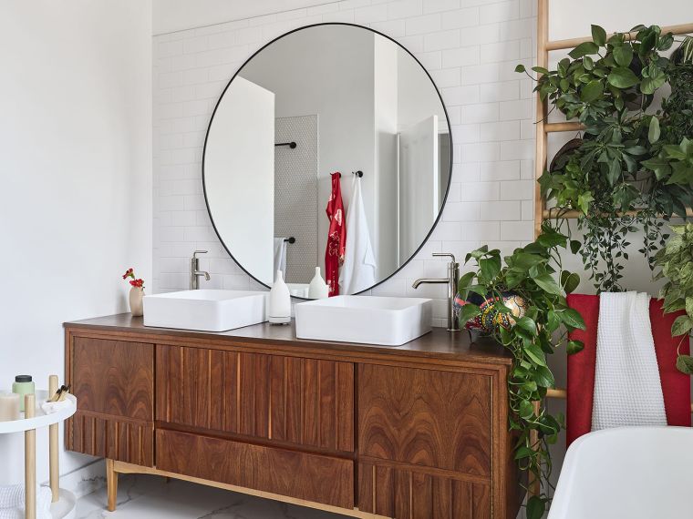 salle de bain avec grand miroir rond 