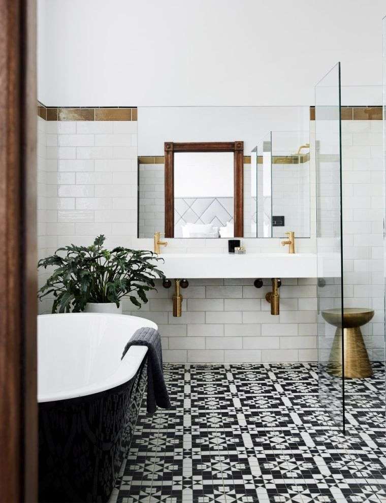 salle de bain tendance 2022 en noir et blanc 