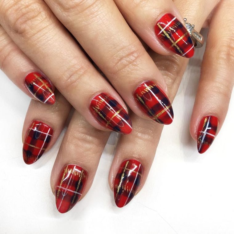 décoration ongles à carreaux en rouge et noir 