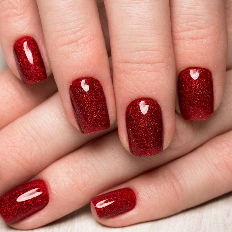 idées ongles Noël en rouge avec des paillettes 