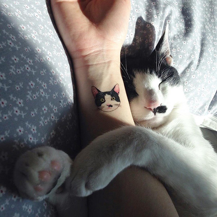 tatouage poignet chat