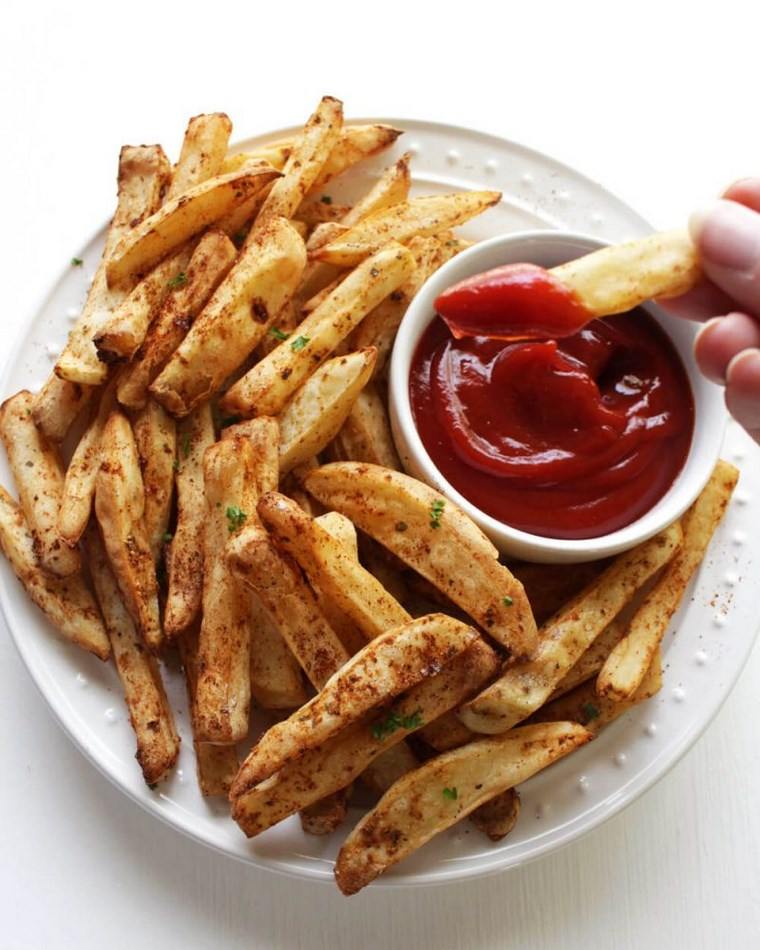 pommes de terre frits ketchup
