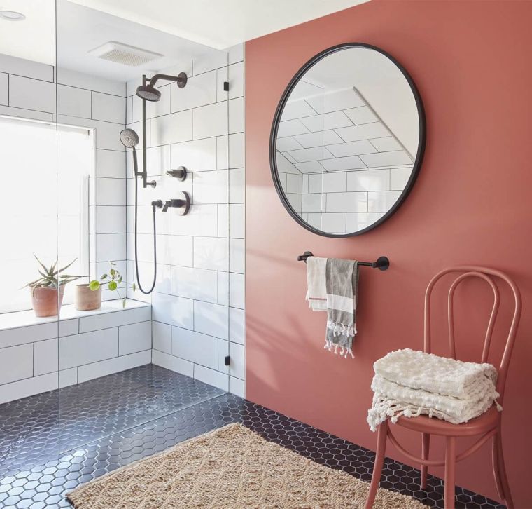 salle de bain avec mur d'accent couleur terracotta