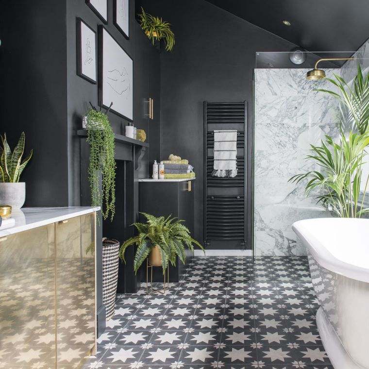 déco salle de bain en gris avec plantes vertes 