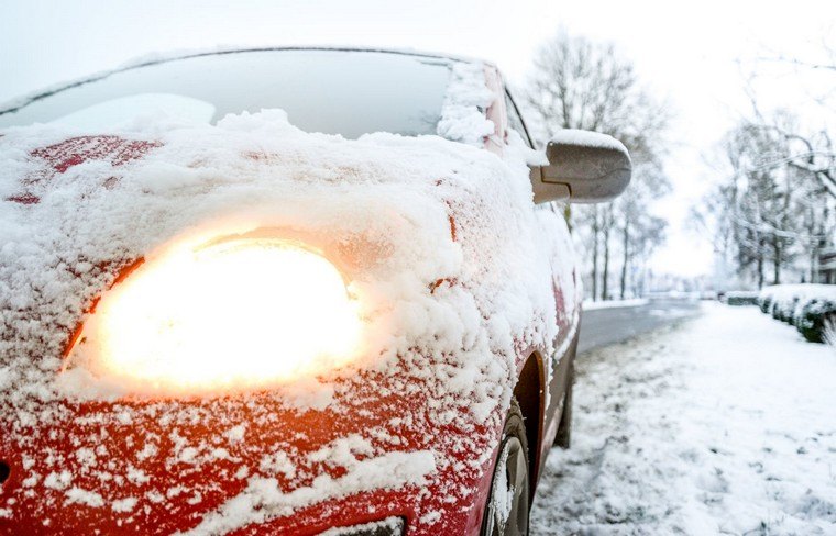 allumer voiture sous la neige
