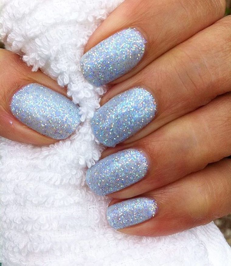 idée de déco ongles Noël en bleu clair
