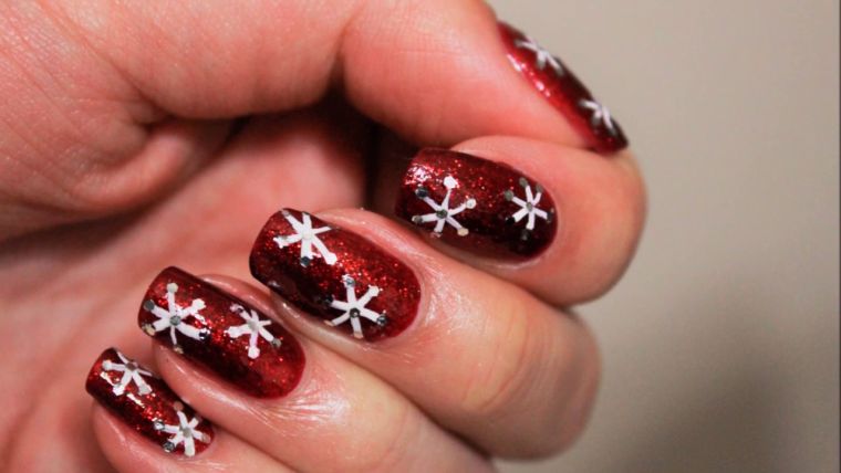 idée ongles en rouge avec flocons de neige