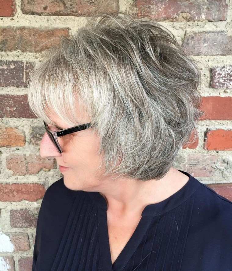 coiffure femme 50 ans ou plus avec lunettes bob rapide frange