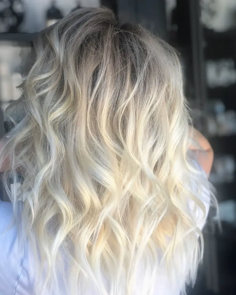 balayage cheveux blonds clair