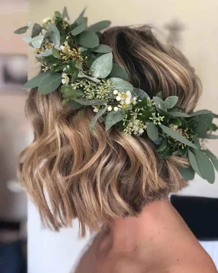 coiffure mariage cheveux carrés avec couronne de fleurs 