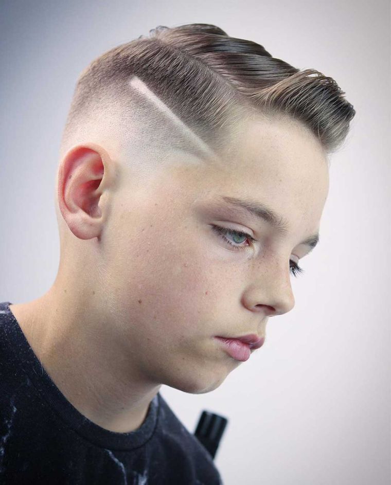 coiffure garçon moderne avec une raie rasée