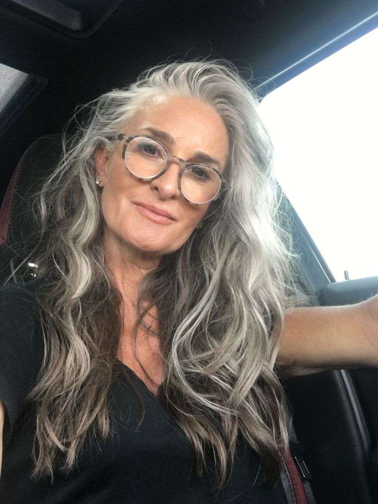 coiffure pour femme de 60 ans aux cheveux gris-blonds