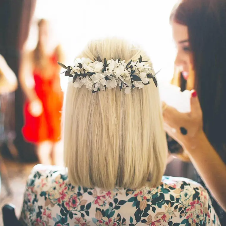 coupe bob et coiffure de mariée avec fleurs
