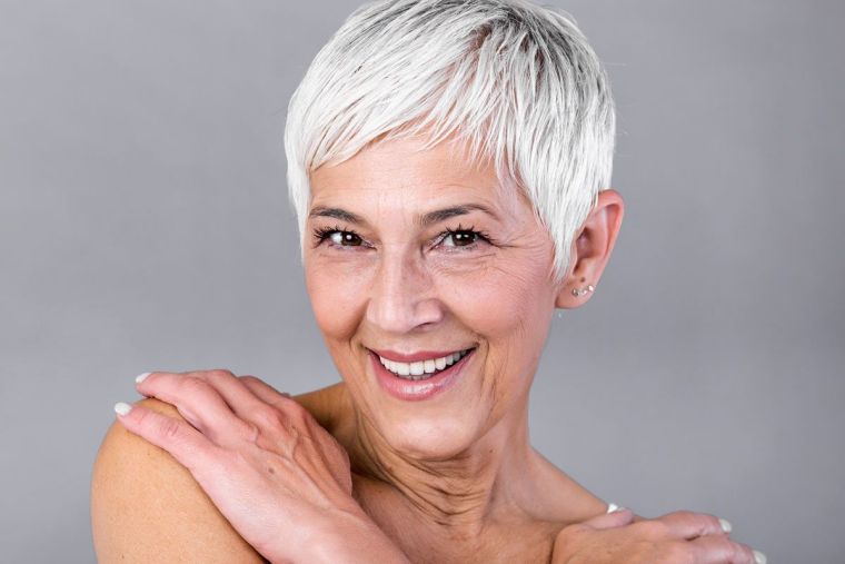 coupe de cheveux court femme 60 ans 2022 : pixie latérale 