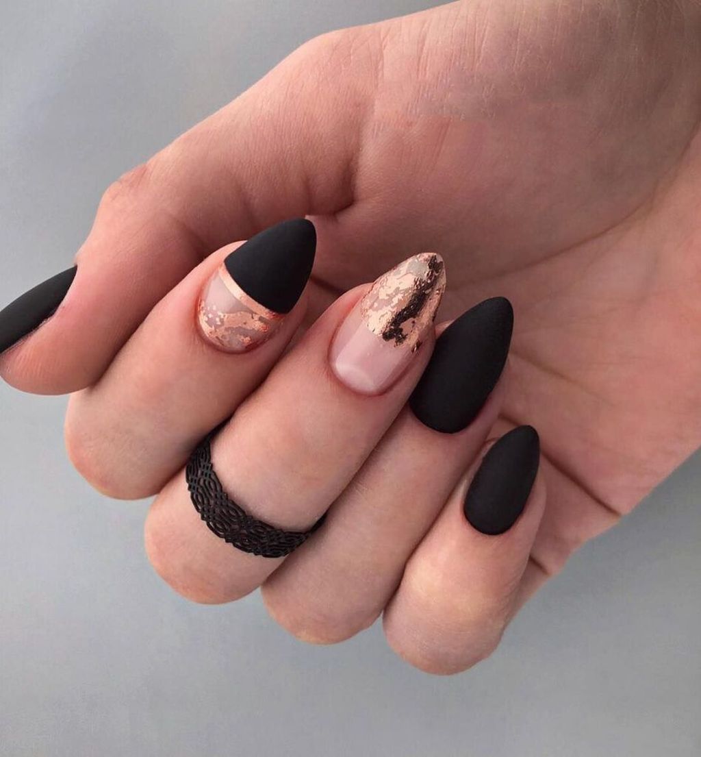 idée décoration ongles en noir et rose gold