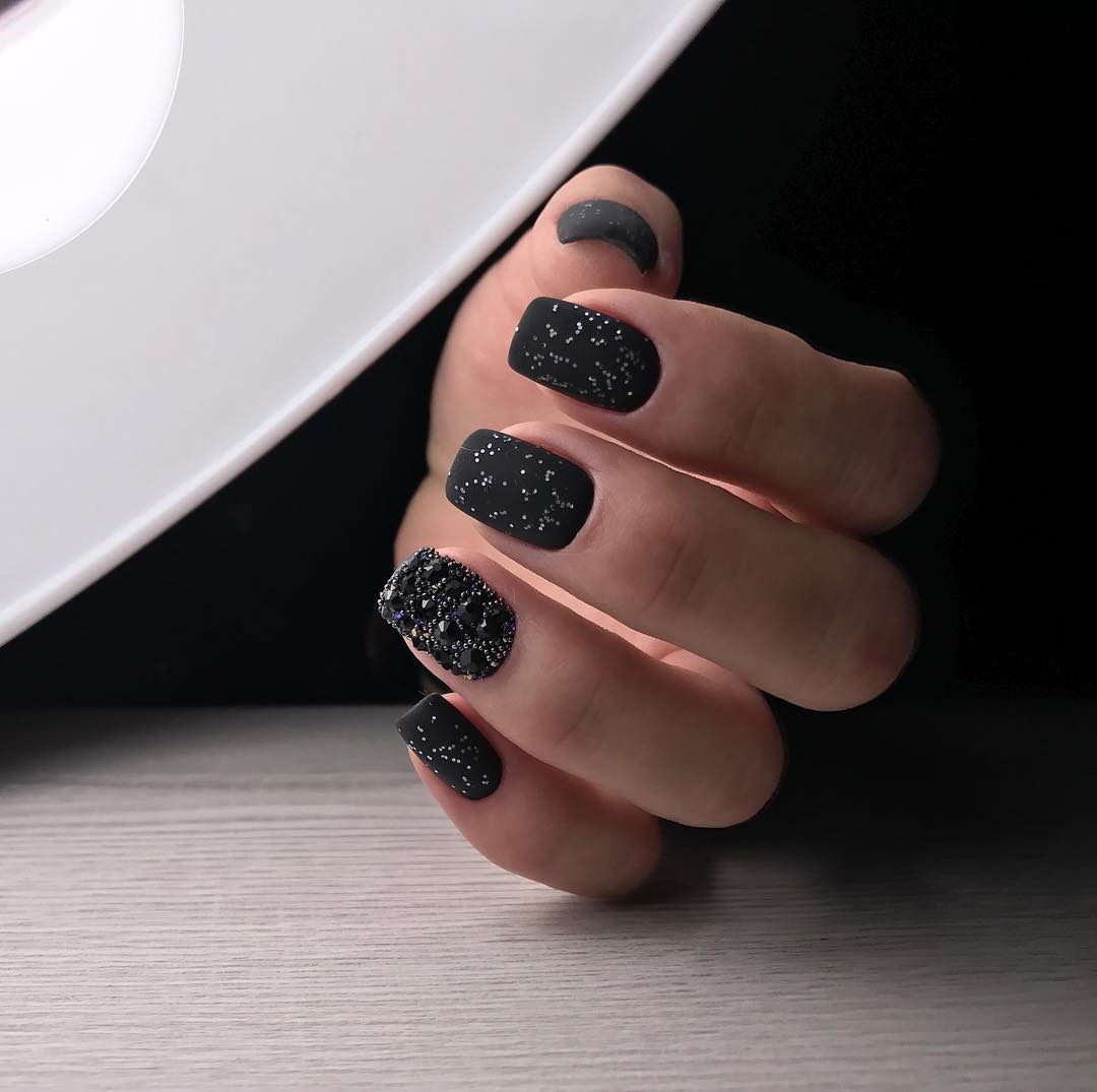 manucure noir avec paillettes moderne