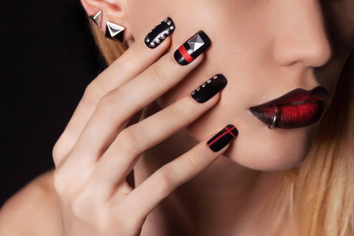 manucure noir de style rock