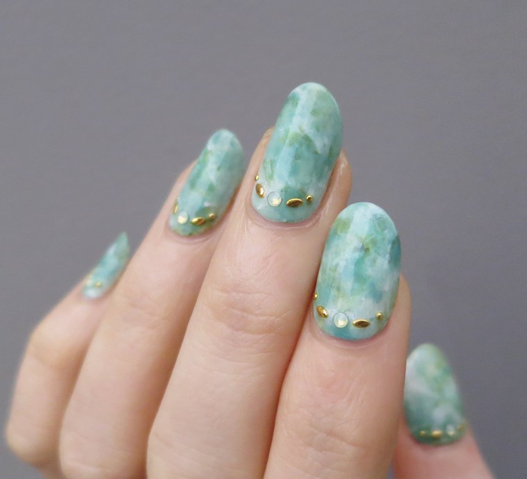 nail art bleu clair marbre