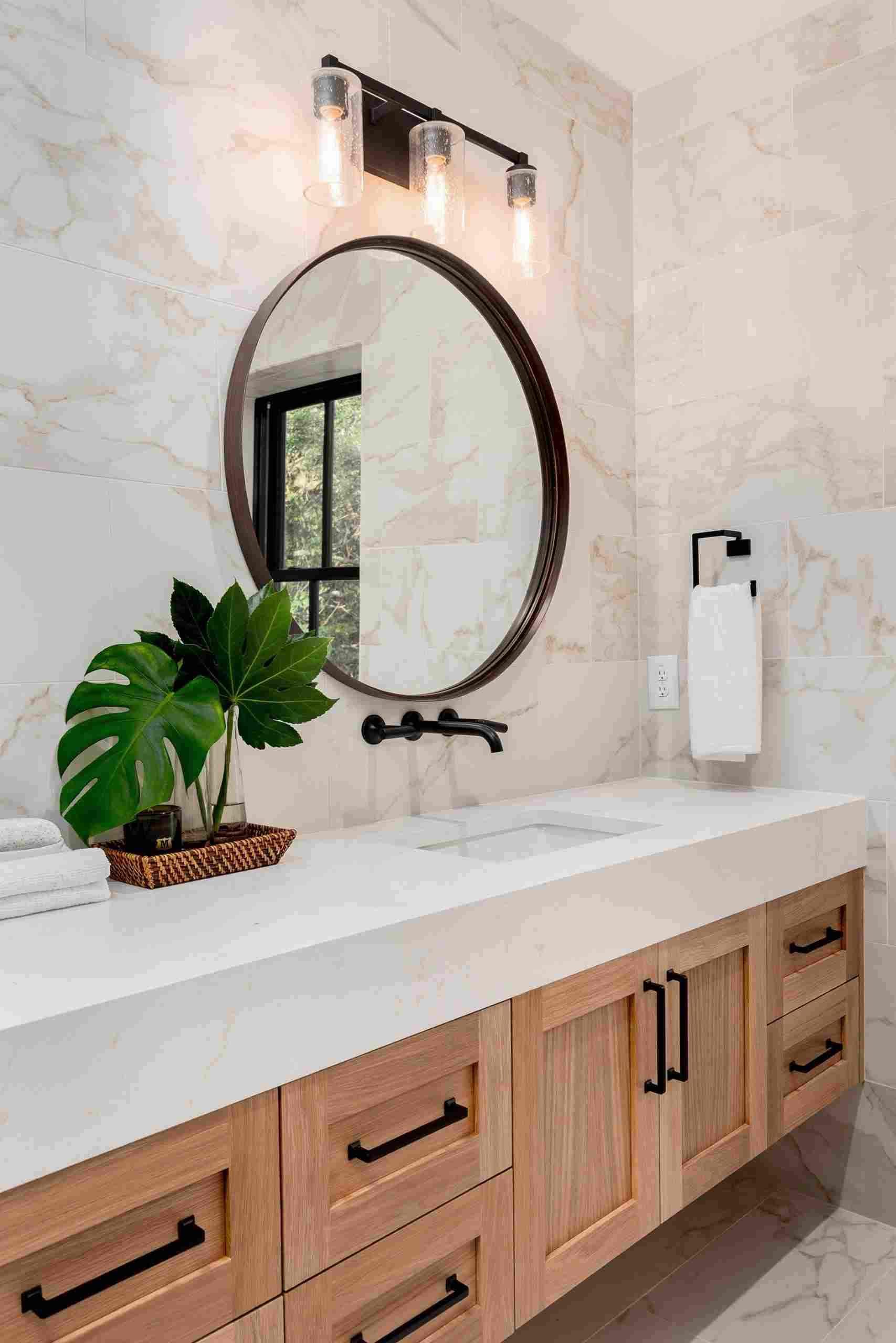meuble salle d'eau en bois et carrelage de marbre 
