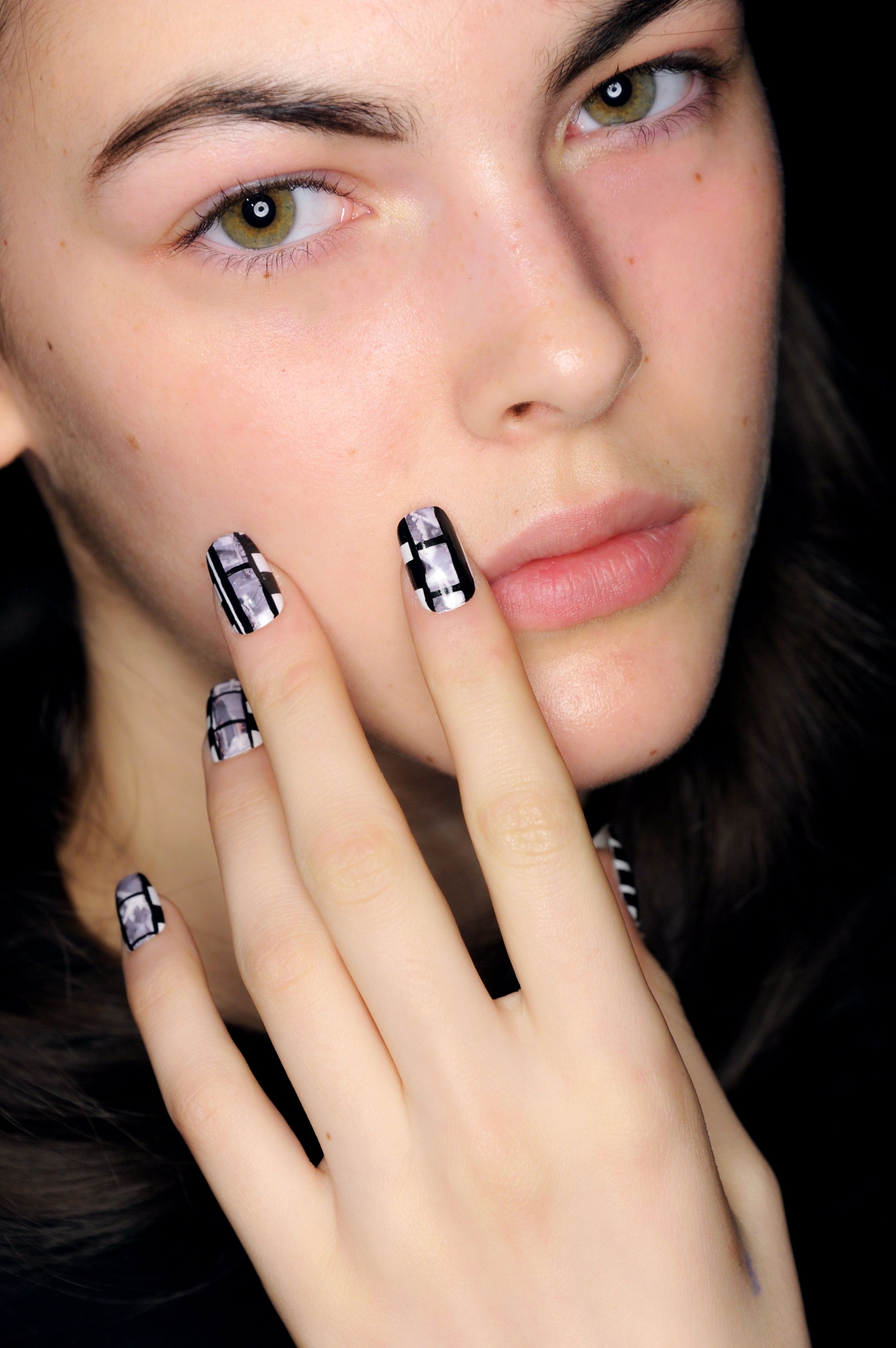 ongles en noir et gris modernes