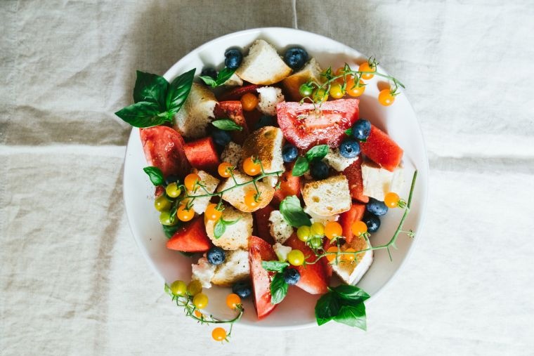 salade panzanella avec du pain rassis et fruits et légumes 