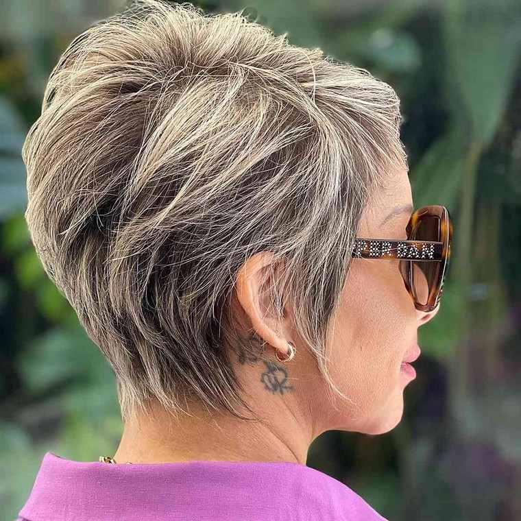 sassy pixie coiffure femme 50 ans ou plus avec lunettes