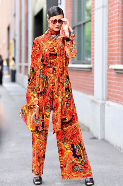 tenue moderne avec des motifs colorés