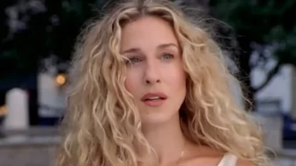 carrie bradshaw boucles iconique