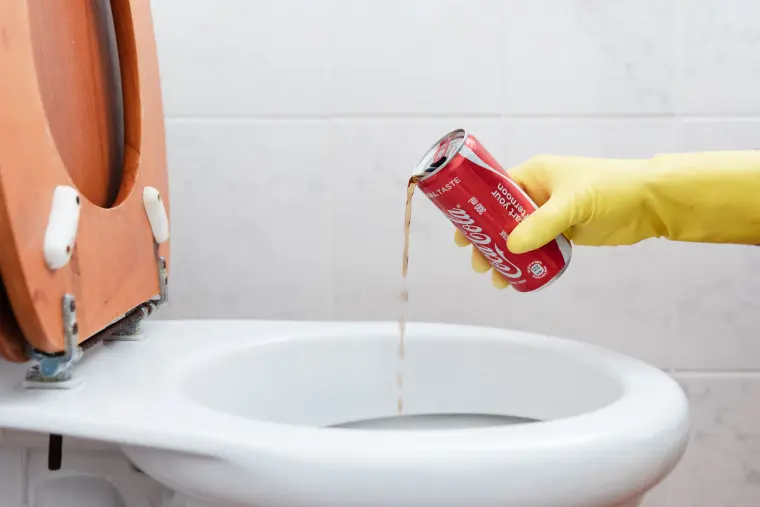 comment nettoyer le fond des toilettes avec du coca