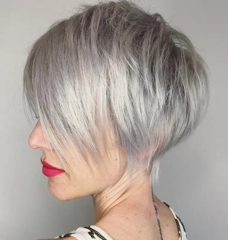 coupe pixie longue cheveux gris tendance