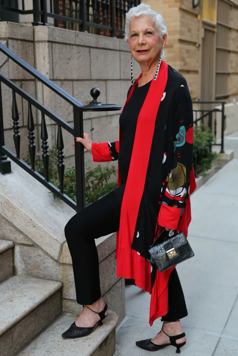 look moderne femme 60 ans avec écharpe rouge