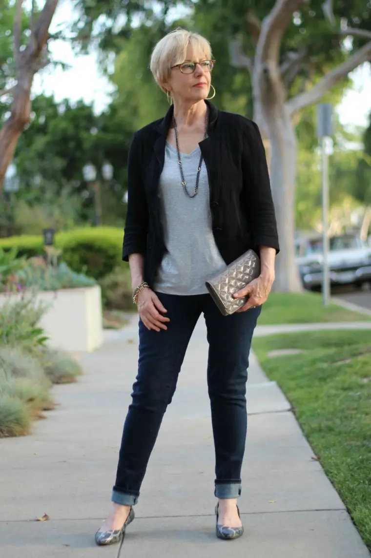 look moderne femme 60 ans avec écharpe et veste noire