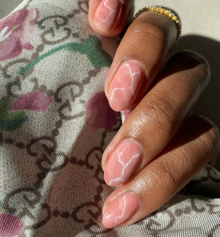 nail art marbre rose