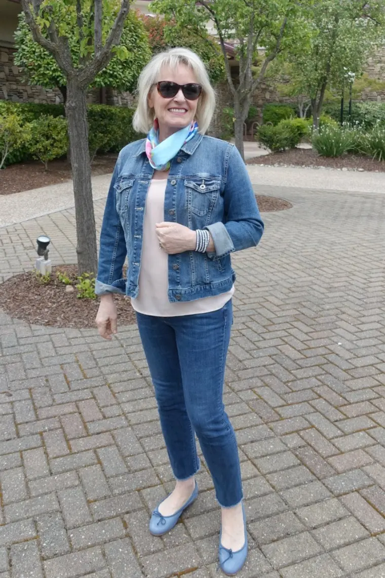 tenue casual avec jeans pour femme de 60 ans 