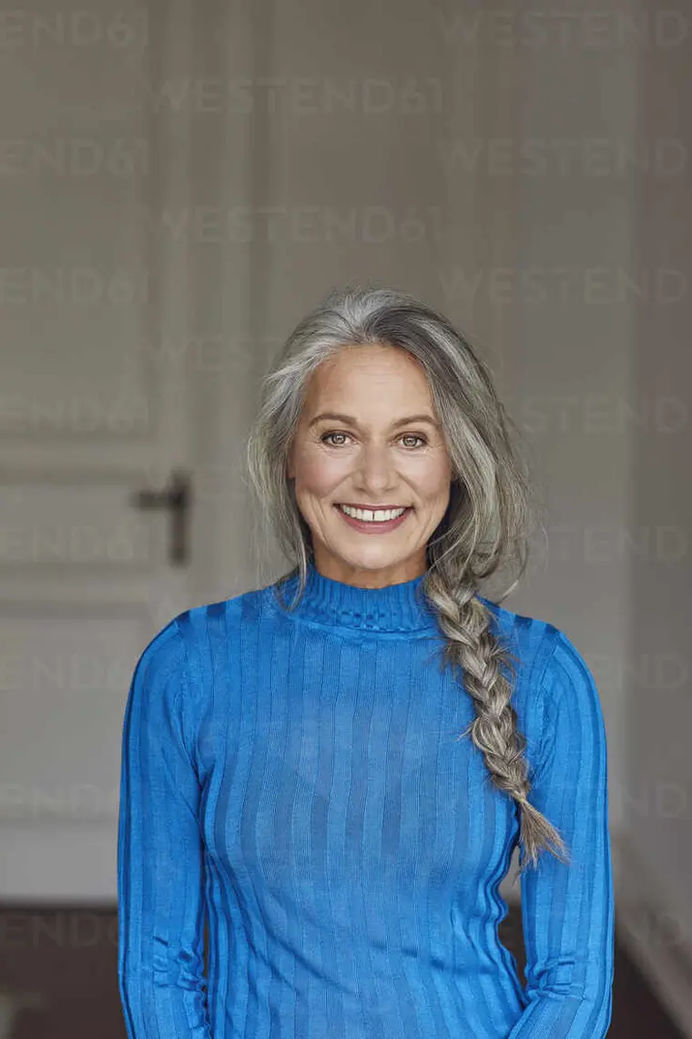 coiffure femme 50 ans cheveux gris
